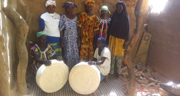 Les femmes et les rouleaux de bandes